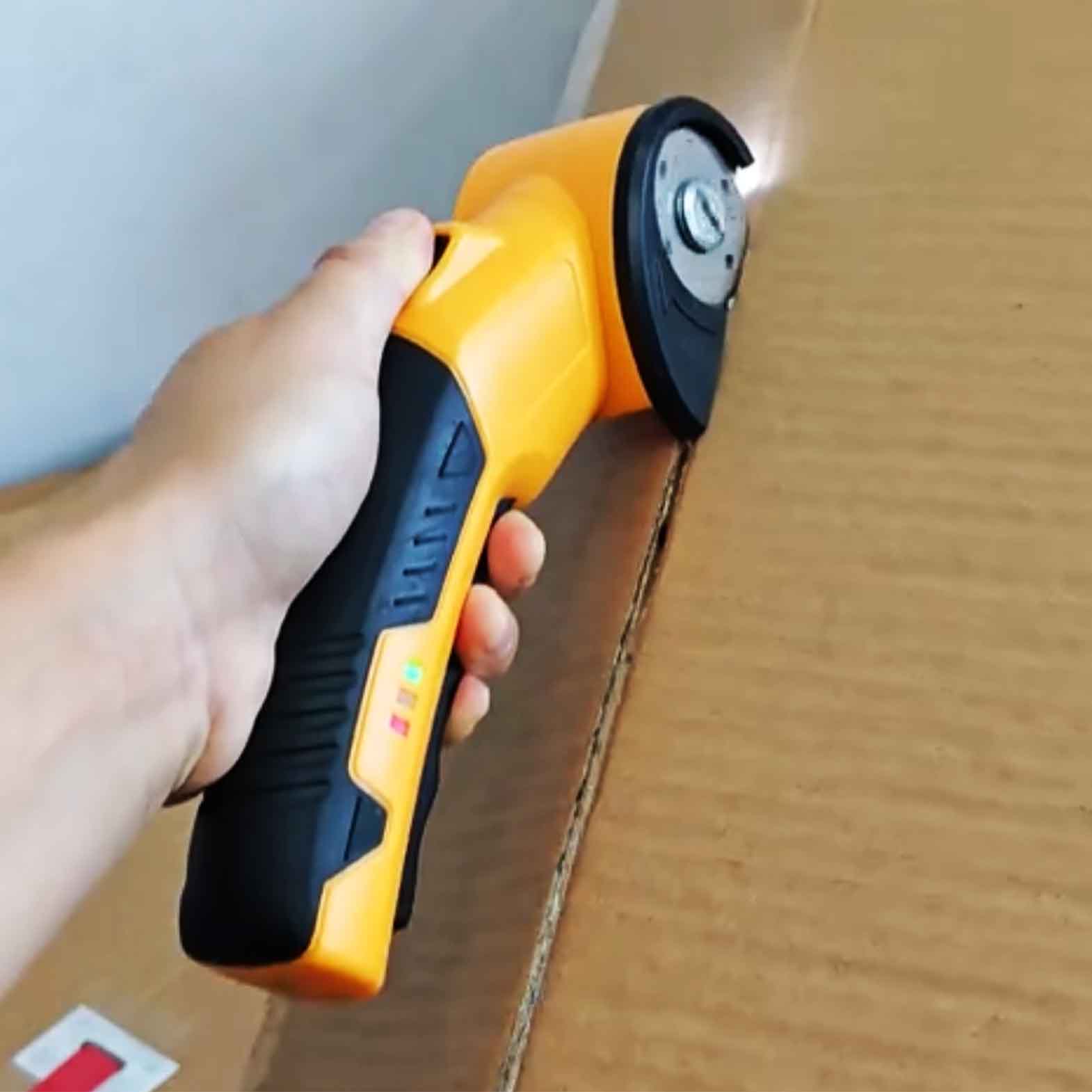 Scissors auto-cut a lot